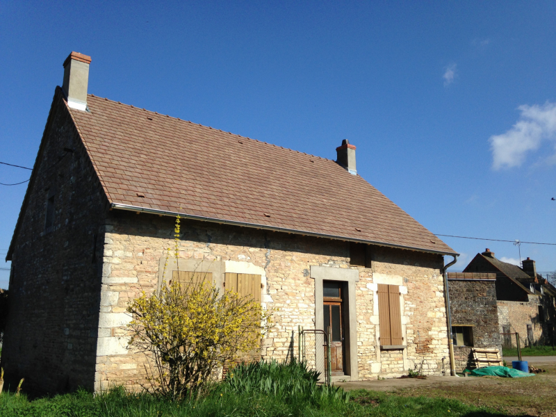 Rénovation de toiture complète en tuiles à emboitement aspect plat type ARBOISE  - Cortelin (71)
