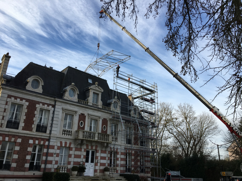 Réalisation d'une couverture en ardoise sur le château privé de St Germain du Plain (71370)