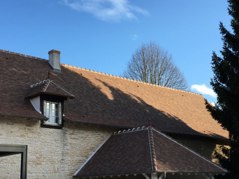 Chantier de rénovation de toiture sur habitation et dépendance (Crissey,71)