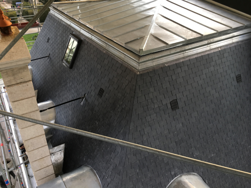 Réalisation d'une couverture en ardoise sur le château privé de St Germain du Plain (71370)