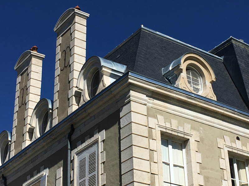 Réalisation d'une couverture en ardoise sur le château privé de St Germain du Plain (71370)