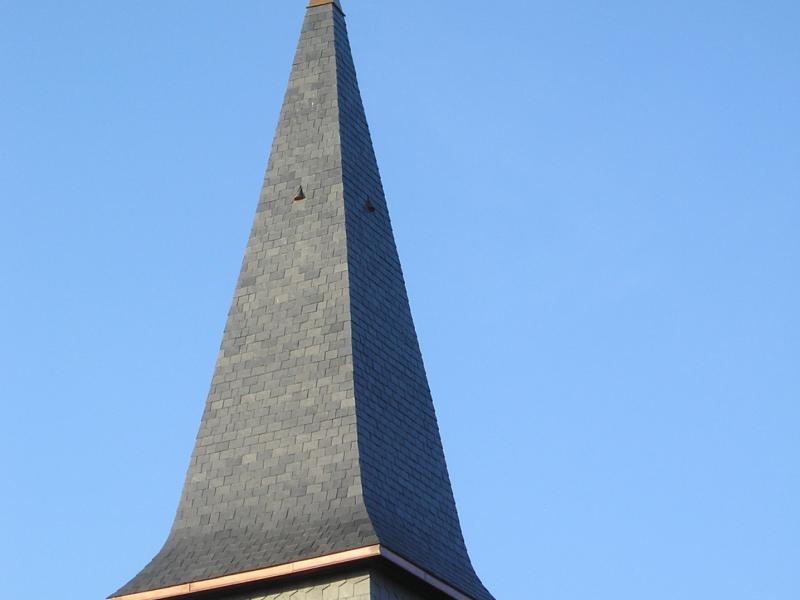 Restauration du clocher de St André en Bresse en ardoise d'Angers 