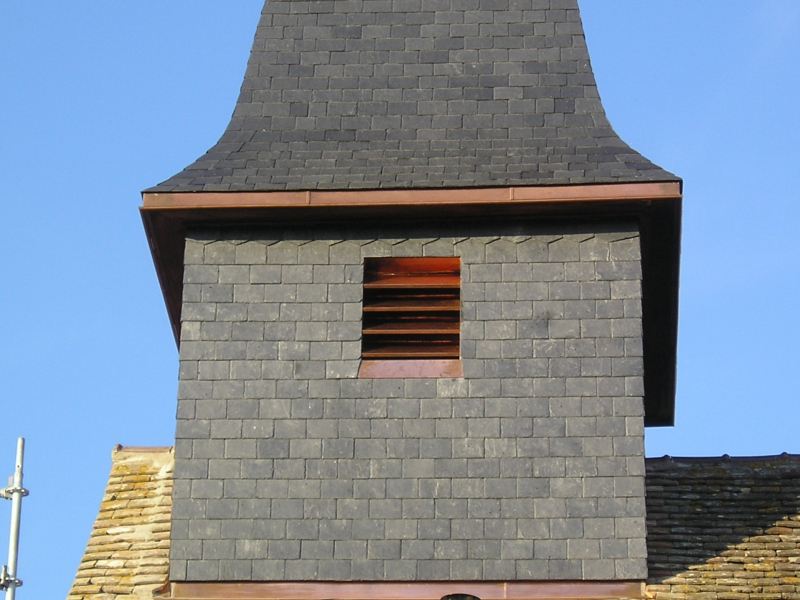 Restauration du clocher de St André en Bresse en ardoise d'Angers 