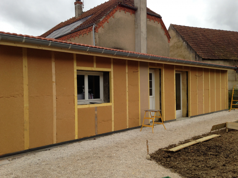 Bardage en bois avec encadrement fenêtres et portes en zinc - Lessard en Bresse (71)