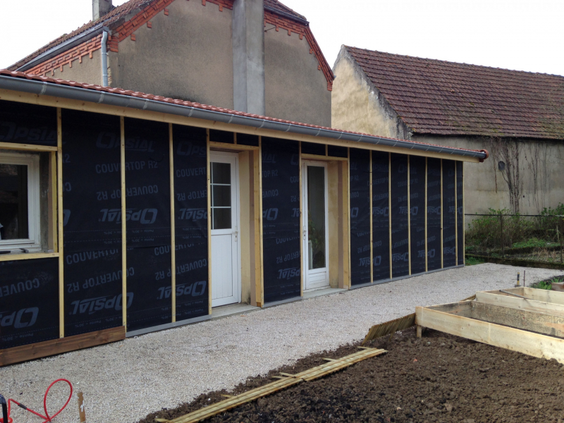 Bardage en bois avec encadrement fenêtres et portes en zinc - Lessard en Bresse (71)