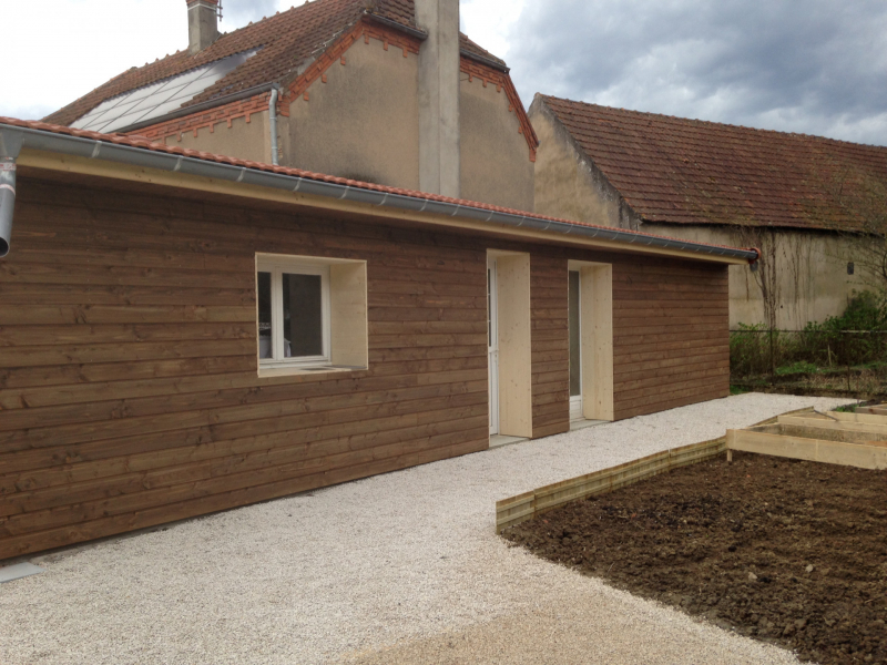 Bardage en bois avec encadrement fenêtres et portes en zinc - Lessard en Bresse (71)