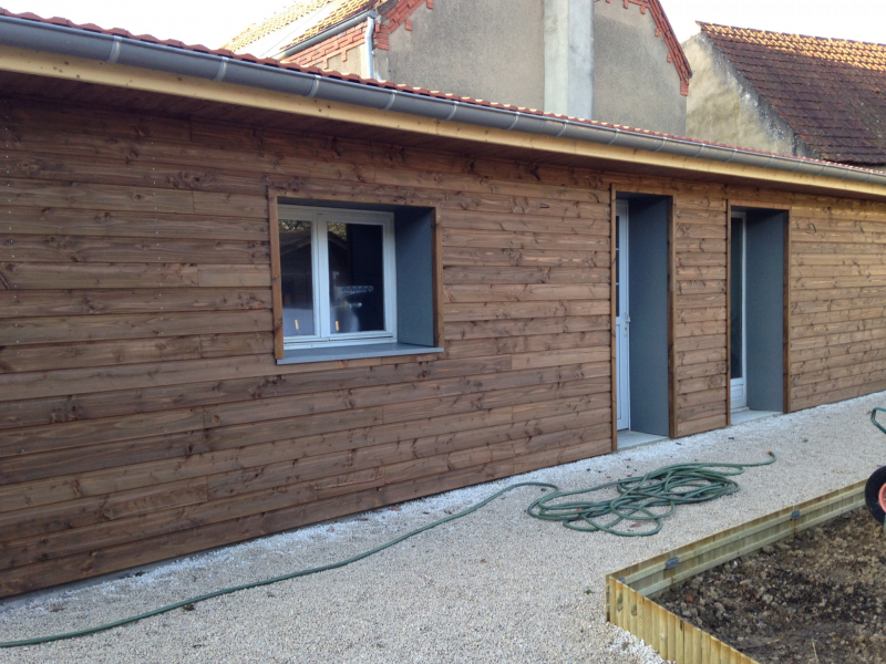 Bardage en bois avec encadrement fenêtres et portes en zinc - Lessard en Bresse (71)